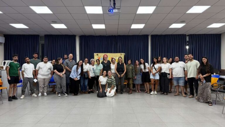 קבוצה גדולה של משתתפים מצטלמת יחד בסיום סדנה חינוכית־ערכית במסגרת פעילות הקומה הישראלית