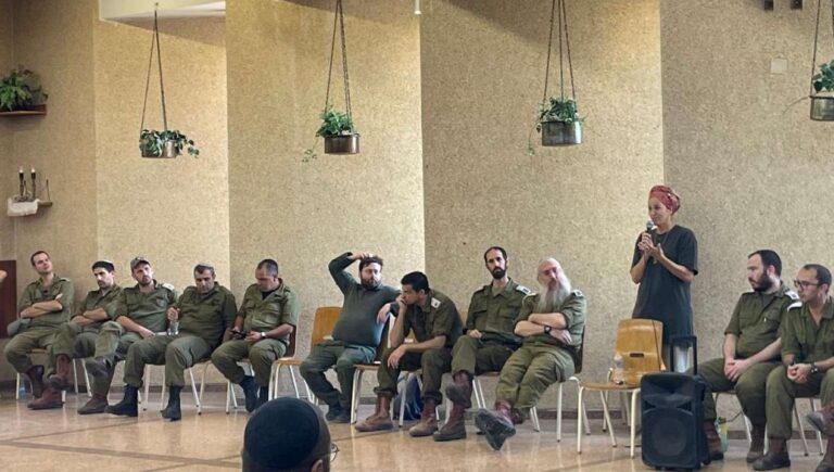 מרצה מדברת בפני קבוצת חיילים במפגש פתוח העוסק בזהות, ערכים והתמודדות במסגרת פעילות הקומה הישראלית